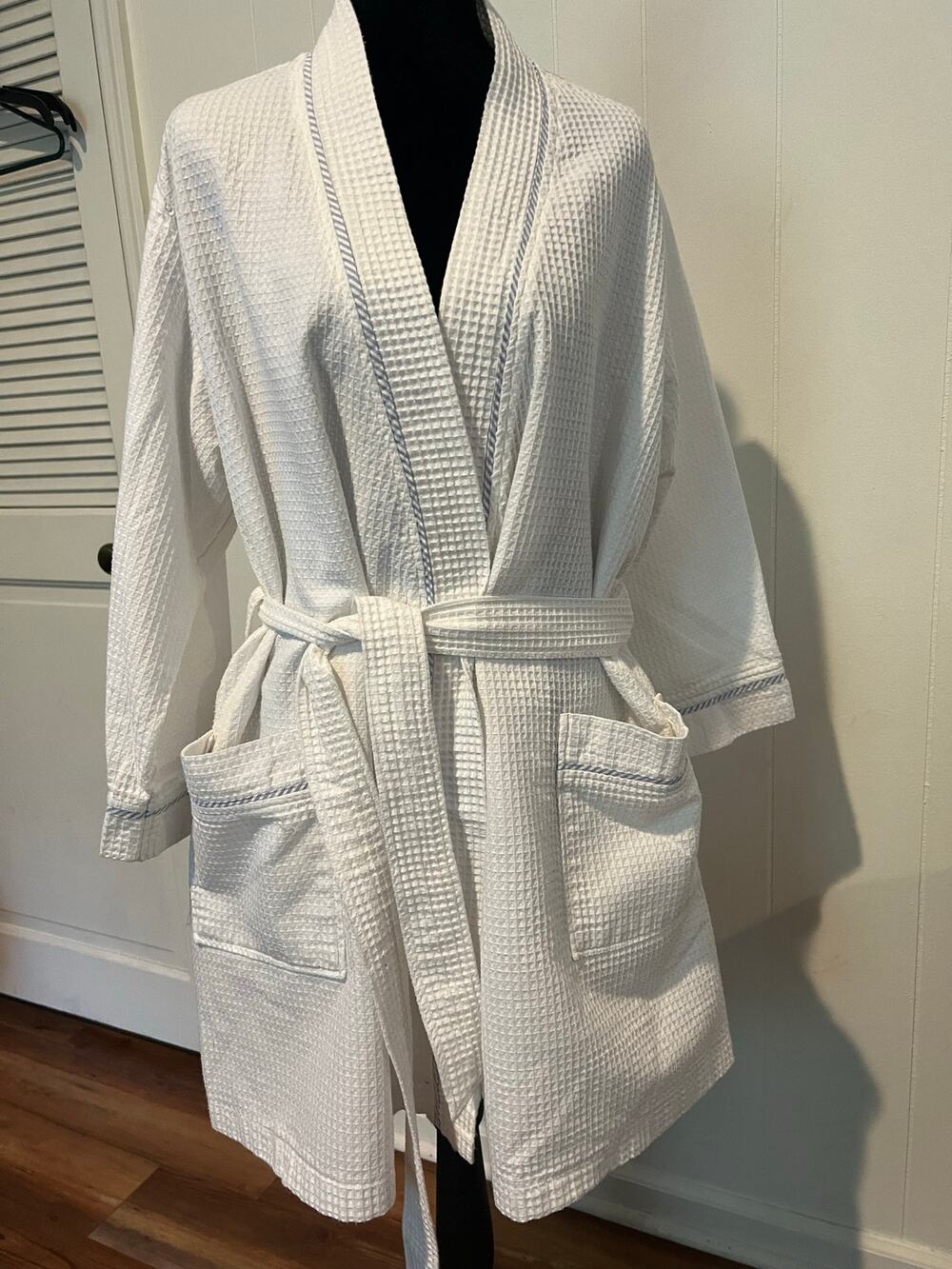Women’s Tommy Hilfigar Spa Robe.  White with Blue trim Wrap around with belt.XL